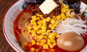Miseczka zupy ramen z masłem, mielonym mięsem, kukurydzą, szczypiorkiem i jajkiem. Pyszny przepis na ramen jak z MasterChefa!