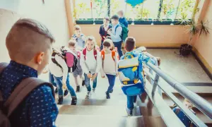 Dzieci z plecakami schodzą po schodach, jakby wracały do domu po lekcjach. Może to dzień, w którym weszła w życie ustawa Kamilka, zapewniająca im bezpieczeństwo.