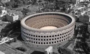 Luftaufnahme des Kolosseums, erbaut im antiken Rom, mit seinen Sitzreihen und der Arena.