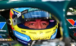 Ojos concentrados de Fernando Alonso con casco Aston Martin, listo para la carrera.