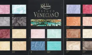 Muestras de estuco veneciano en diversos colores, desde el violeta y azul cielo hasta tonos tierra y rojos vibrantes.