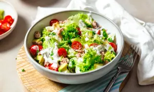 Ein üppiger Thunfischsalat mit knackigem Salat, Kirschtomaten, Avocado und cremigem Dressing – der weltbester thunfischsalat!