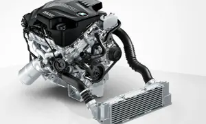 Silnik BMW TwinPower Turbo, model n20, z elementami układu dolotowego i intercoolerem.