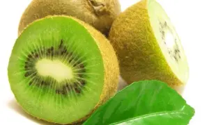 Czy kiwi uczula niemowlaka? Objawy alergii i bezpieczne wprowadzenie