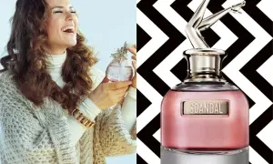 Kobieta śmieje się, trzymając perfumy. Obok flakonik Scandal by Night perfumy z nogami jako korkiem.