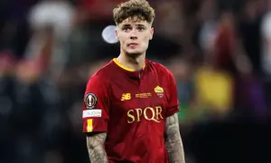 Młody piłkarz Nicola Zalewski w koszulce AS Roma, z tatuażami na ramionach. Warto wiedzieć, ile lat ma Nicola Zalewski, by docenić jego talent.