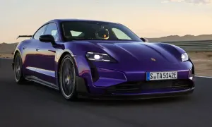 Fioletowy Porsche Taycan na torze wyścigowym. Kierowca w kasku. Sprawdź, jaka jest porsche taycan cena.