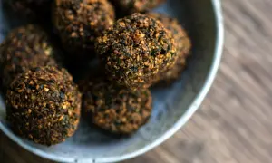 Knusprige Falafel-Bällchen in einer Schale, bereit zum Genießen. Ein köstliches falafel rezept.