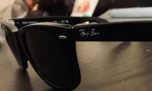 Czarne okulary Ray-Ban Wayfarer. Zastanawiasz się, ile kosztują Ray Ban w Vision Express?