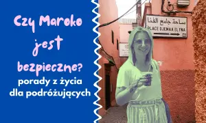 Uśmiechnięta turystka w Maroku, pod znakiem "Place Djemaa el Fna". Czy Maroko jest bezpieczne? Porady dla podróżujących.