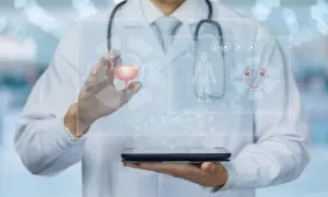 Lekarz analizuje wyniki badania urodynamicznego, dotykając hologramu pęcherza moczowego.