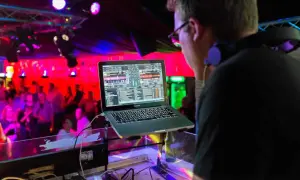 DJ set: Co to jest? Od playlisty do porywającej muzycznej opowieści