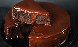 Saftiger Schokokuchen mit glänzender Schokoladenglasur, der wie von Zauberhand im Thermomix entstanden ist.