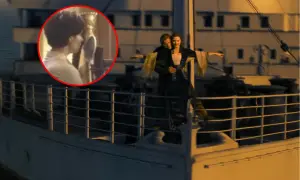 Para z Titanica w ikonicznej pozie, a w tle wokalista nagrywający piosenkę.