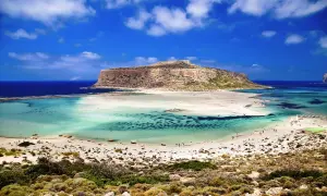 Balos Lagoon na Krecie, jedna z najpiękniejszych wysp greckich, zachwyca turkusową wodą i piaszczystą plażą.