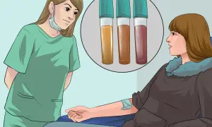 Une infirmière observe trois tubes de sang après une piqure.
