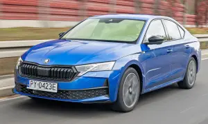Niebieska Skoda Octavia w ruchu. Sprawdź atrakcyjną skoda octavia cena i wybierz swój wymarzony model.