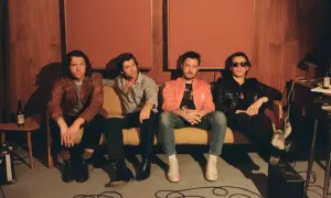 Czterech mężczyzn siedzi na kanapie w studiu nagraniowym. Wyglądają na gotowych na **fun some nights**.