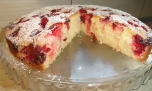 Pyszne ciasto z owocami, idealne na letnie popołudnie. Ten przepis na ciasto jest prosty i szybki.