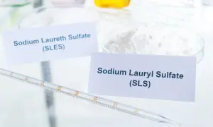 Białe proszki w naczyniach laboratoryjnych, jeden z etykietą "Sodium Laureth Sulfate (SLES)", drugi "Sodium Lauryl Sulfate (SLS)". To właśnie sls co to za substancja?