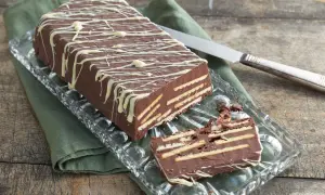 Schokoladenkuchen mit Keksen, ein leckeres rezept kalter hund ohne kokosfett, verziert mit weißer Schokolade.