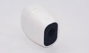 Caméra de sécurité Arlo, compatible HomeKit, blanche, avec objectif noir.