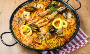 Fideuà catalane, un plat de pâtes aux fruits de mer, crevettes, moules, calamars et langoustines, prêt à être dégusté.