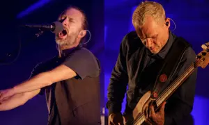 Thom Yorke śpiewa, Colin Greenwood gra na basie. Muzyka Radiohead, jak "atoms for peace", jednoczy ludzi.