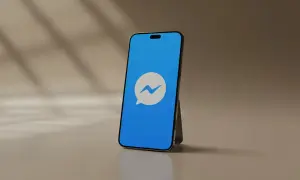 Telefon z ikoną Messengera. Dowiedz się, jak ukryć osobę na Messengerze, by zachować prywatność.