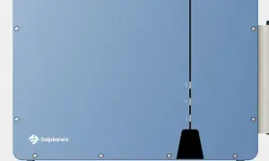 Niebieskie urządzenie Solplanet z oznaczeniami "SOLAR", "COM", "FAULT". To falownik, który zarządza mocą pozorną w instalacji fotowoltaicznej.