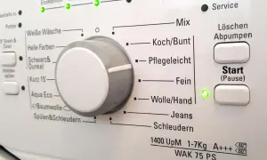 Panel sterowania pralki Beko. Pokrętło wyboru programu i przyciski "Start", "Löschen Abpumpen". Jak zresetować pralkę beko?