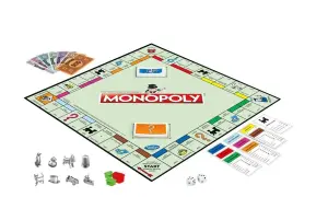 Plansza do gry Monopoly, banknoty, pionki, karty i kostki.
