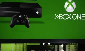 Konsola Xbox One i kontroler na zielonym tle. Premiera Xbox One w 2013 roku.