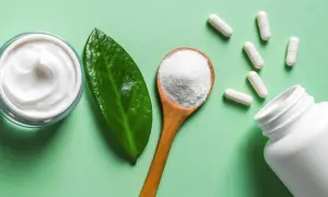 Creme, Blatt, Löffel mit Pulver und Kapseln. Frage: Darf man Kollagen dauerhaft einnehmen?