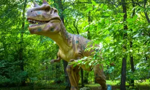 Witaj w parku ruchomych dinozaurów! Gigantyczny, realistyczny model tyranozaura czeka na Ciebie wśród bujnej zieleni.