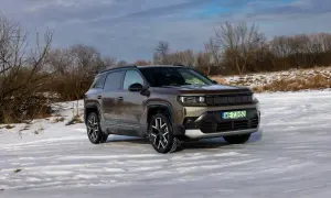 Nowy Jeep Compass w brązowym kolorze na tle zimowego krajobrazu. Gotowy na przygodę w śniegu.