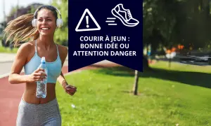 Une femme souriante court le matin avec des écouteurs, tenant une bouteille d'eau. Le texte indique "Courir à jeun : bonne idée ou attention danger".
