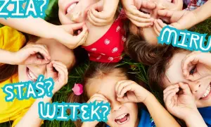 Dzieci leżą na trawie, zasłaniając oczy. Czy to Zuzia, Stasiu, Witek, czy może Maja? Jak mam na imię?