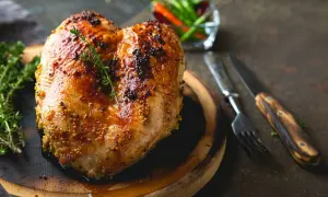 Petto di pollo arrosto con senape e erbe aromatiche, perfetto per le tue ricette.