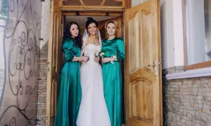 W czym na wesele w kwietniu? Modne stylizacje, które zachwycą