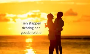 Een stel omhelst elkaar bij zonsondergang. De tekst luidt: "Tien stappen richting een goede relatie". Ik mis liefde in mijn relatie, maar dit beeld geeft hoop.