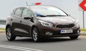 Brązowy Kia Ceed 1.6 CRDi jedzie po drodze.