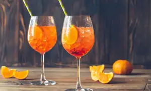 Dwa orzeźwiające Aperol Spritz z pomarańczą i słomkami. Idealne aperol proporcje na letni wieczór.