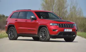 Czerwony Jeep Grand Cherokee na drodze. Poznaj jego imponujące jeep grand cherokee wymiary i możliwości terenowe.