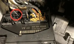 Moduł komfortu VW Passat B6, widoczne złącza i wiązka przewodów. Czerwone kółko zaznacza jedno ze złączy, potencjalnie związane z bezpiecznikami.