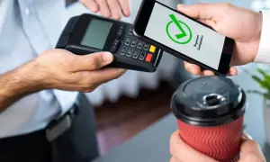 Szybkie zakupy kawy. Dowiedz się, jak płacić telefonem zbliżeniowo. Potwierdzenie płatności na ekranie smartfona.