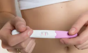 Dwie kreski na teście ciążowym, potwierdzające 4 tydzień ciąży. Objawy mogą być subtelne, ale ten test mówi wszystko.