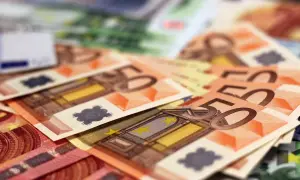 Stos banknotów euro, w tym 50 euro, idealny na kredyty w euro.