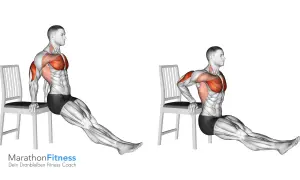 Mann macht Dips-Workout an einem Stuhl, um Brust und Trizeps zu trainieren.
