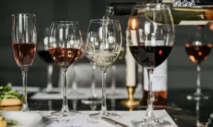 Ile kcal ma lampka wina? Odkryj zaskakujące kalorie w winie